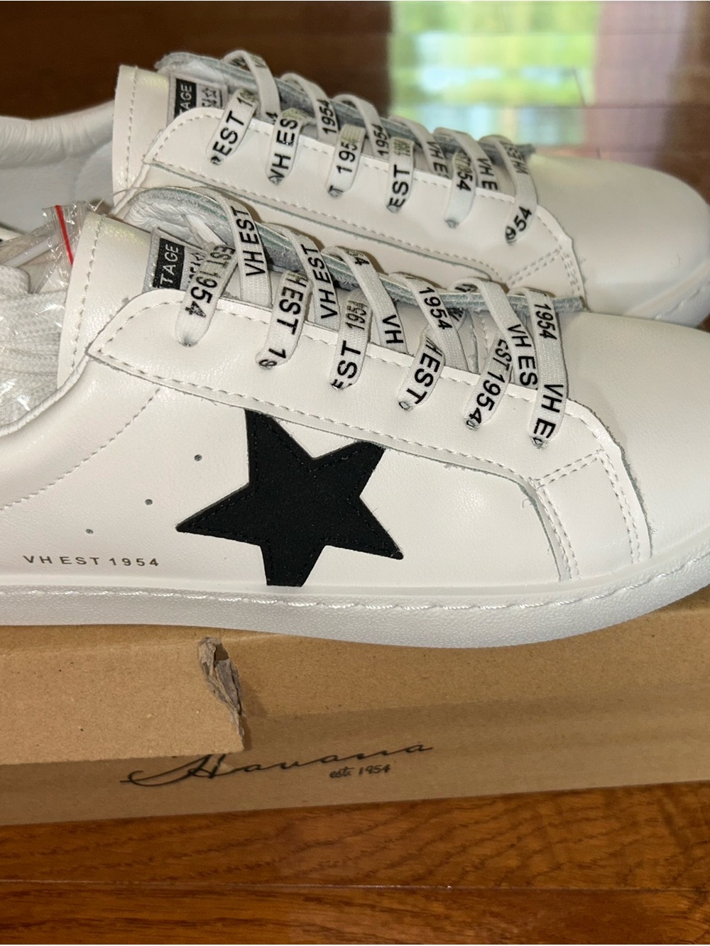 Vintage Havana White Leather Sneakers with Black Star Accent, Size 8, New in Box